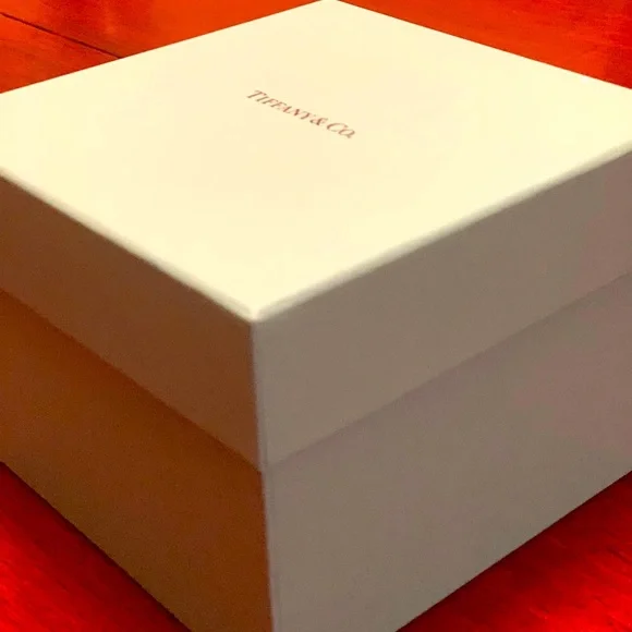 Brand new authentic Tiffany legendary box . Hot🌞